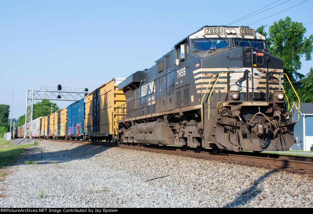 NS 7655 leads 172 north at South Dayton